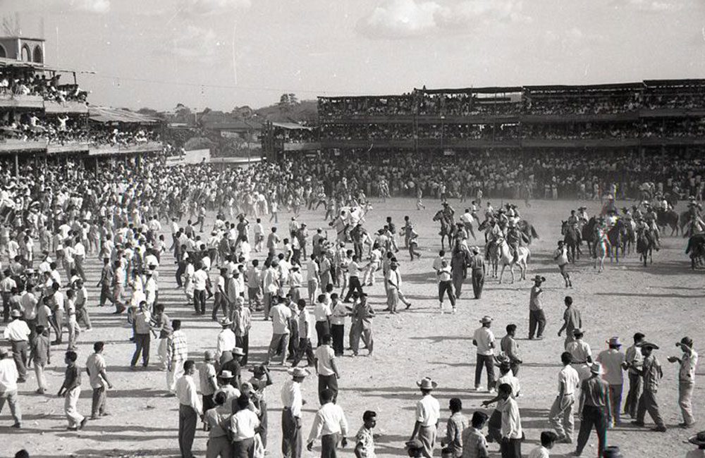 Corralejas Stadium Collapse, Colombia @Mónica Páez / Pinterest.com