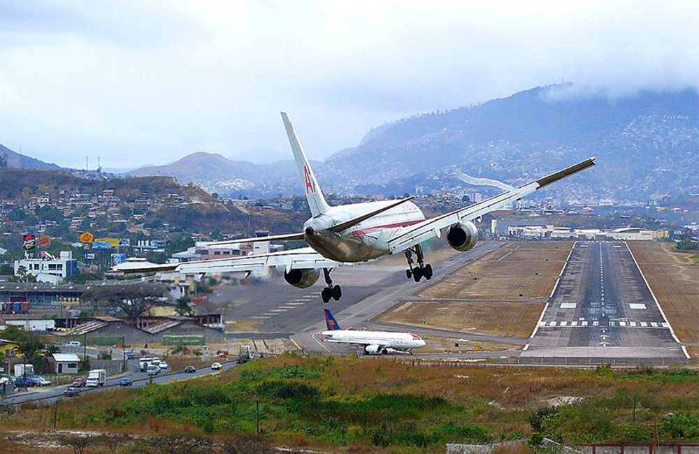 Toncontin International Airport - Honduras @DestinosTop / Pinterest.com