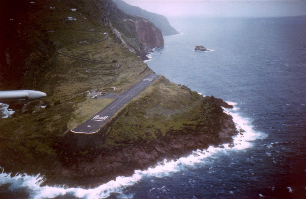 Juancho E. Yrausquin Airport - Saba Island @vonk70 / Pinterest.com