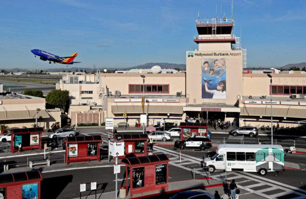 Hollywood Burbank Airport, California, USA @barnes0918 / Pinterest.com