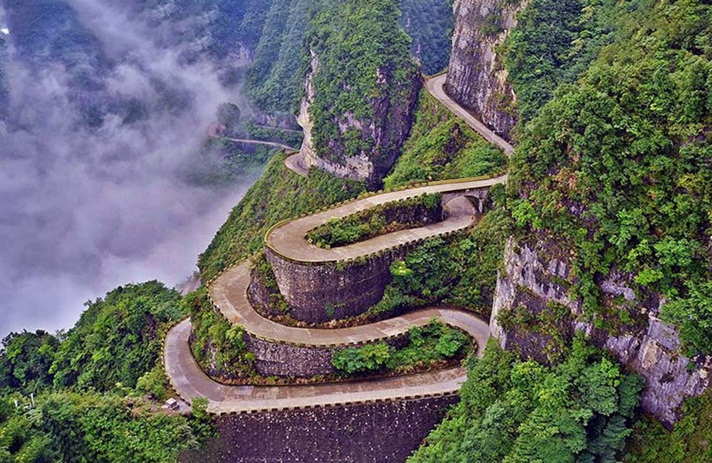 99-Bend Road, China @dangerousroadso / Pinterest.com