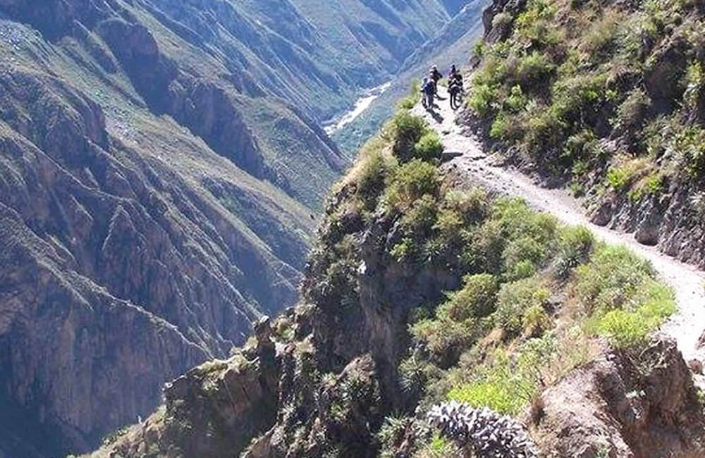 Cotahuasi Canyon Road, Peru @ella777111 / Pinterest.com