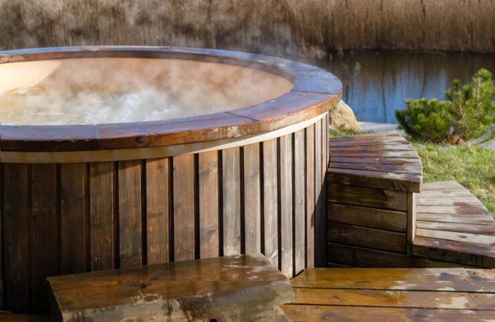 Built-In Hot Tubs ©Ja Crispy / Shutterstock.com