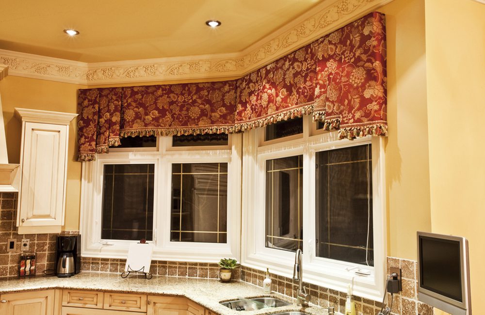 Window Valances ©Domenic Gareri / Shutterstock.com