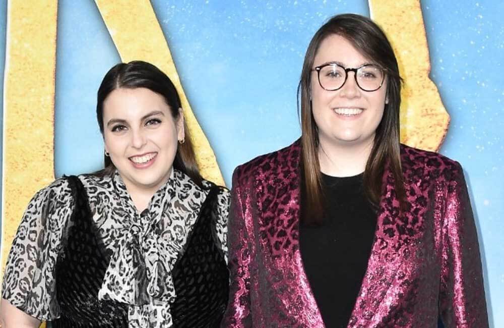 Beanie Feldstein and Bonnie Chance Roberts @enews / Facebook.com